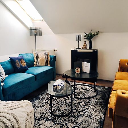 Spacious Flat & Parking Possibility, 3 Stops To Wenceslav Square Praga Exterior foto