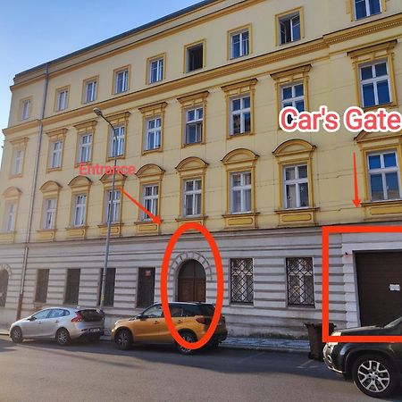 Spacious Flat & Parking Possibility, 3 Stops To Wenceslav Square Praga Exterior foto