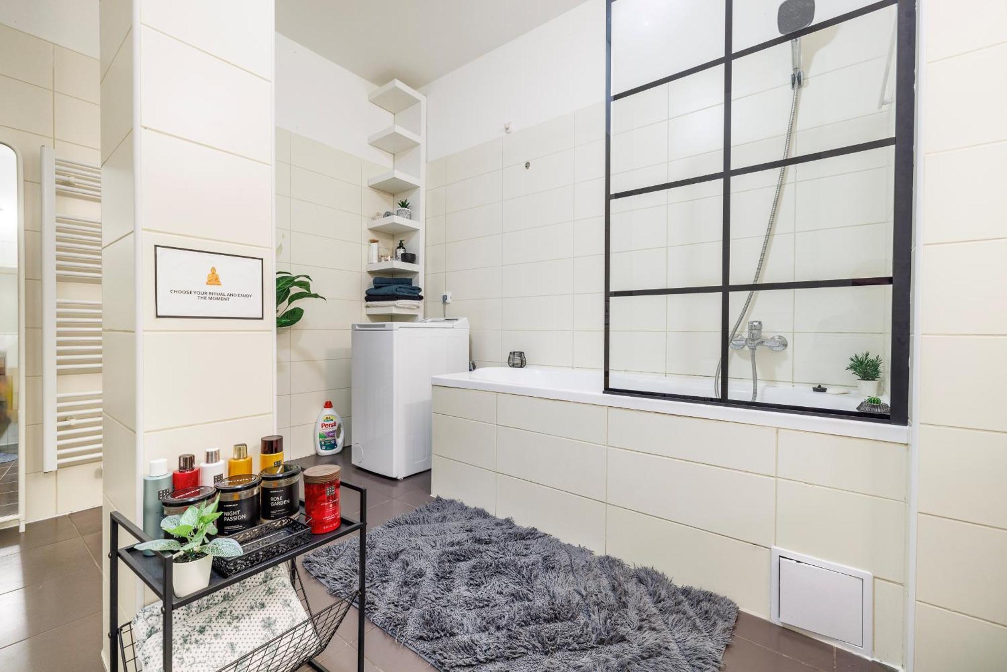 Spacious Flat & Parking Possibility, 3 Stops To Wenceslav Square Praga Exterior foto